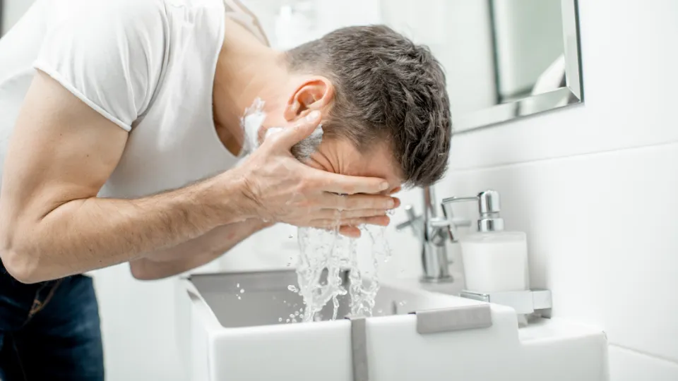 bahaya cuci muka air panas