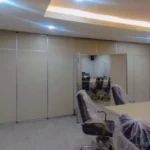 partisi geser ruang meeting kantor