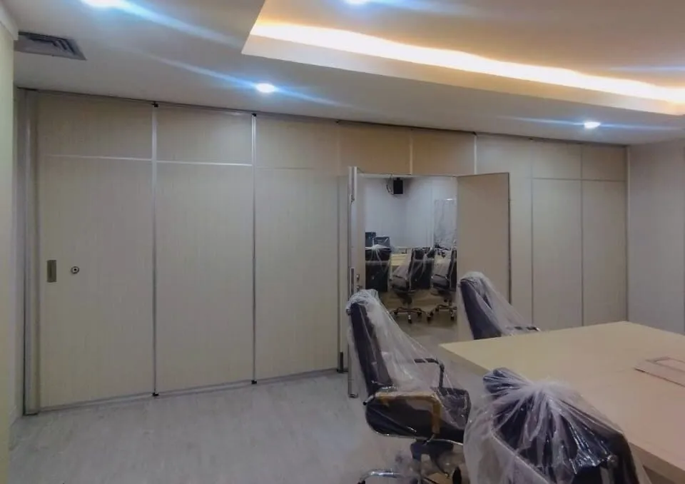 partisi geser ruang meeting kantor