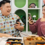 Seseorang sedang melakukan tren yapping adalah saat nongkrong di kafe