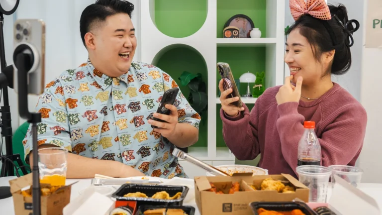 Seseorang sedang melakukan tren yapping adalah saat nongkrong di kafe