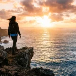 Ilustrasi seseorang yang berani melompat melewati rintangan sebagai simbol risk it all artinya dalam mengejar mimpi.