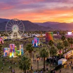 Pemandangan ikonik kincir ria raksasa dan instalasi seni di lokasi Coachella, Indio, California.