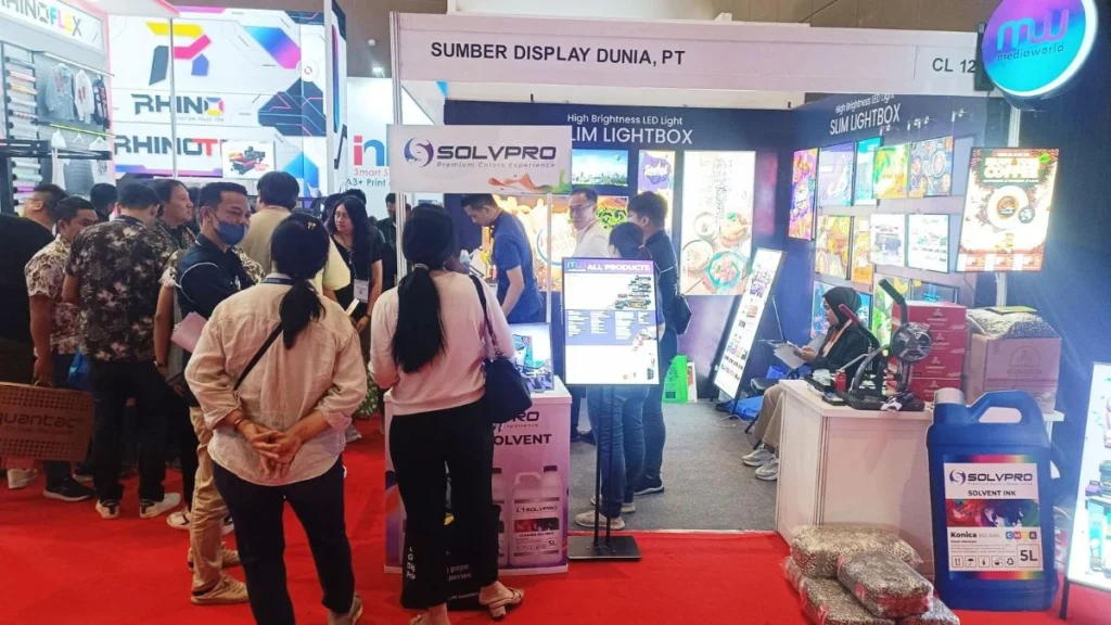 Tim produksi memeriksa proof spanduk dan brosur sebagai bagian proses supplier digital printing.