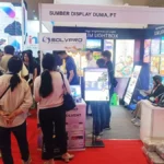 Tim produksi memeriksa proof spanduk dan brosur sebagai bagian proses supplier digital printing.