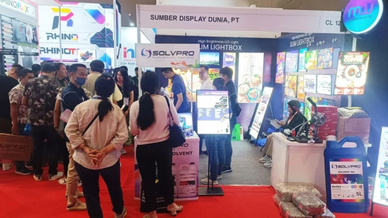 Tim produksi memeriksa proof spanduk dan brosur sebagai bagian proses supplier digital printing.