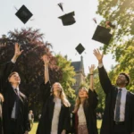 Ilustrasi graduation artinya — sekelompok wisudawan melempar topi toga ke udara dengan ekspresi bahagia di hari kelulusan