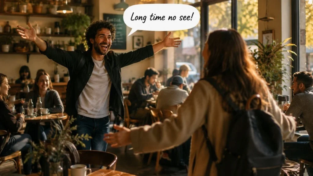 Dua teman lama bertemu kembali dengan penuh semangat di kafe menggambarkan makna long time no see artinya sudah lama tidak bertemu