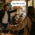 Dua teman lama bertemu kembali dengan penuh semangat di kafe menggambarkan makna long time no see artinya sudah lama tidak bertemu
