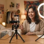 Seseorang merekam konten TikTok menggunakan smartphone dan ring light