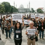 Aksi damai jurnalis membawa poster protes di alun-alun kota