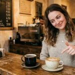 Seseorang memilih antara dua minuman di kafe dengan ekspresi mempertimbangkan pilihan menggambarkan makna prefer artinya lebih memilih atau lebih suka