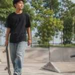 Swag artinya gaya dan sikap percaya diri, digambarkan lewat remaja berpakaian streetwear yang berjalan santai